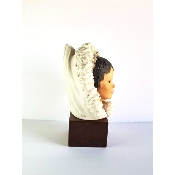 Vtg Signed CYBIS Eskimo Child Snow Bunting Porcelain Bust Head Wood Base 1970s - Picture 5 of 10